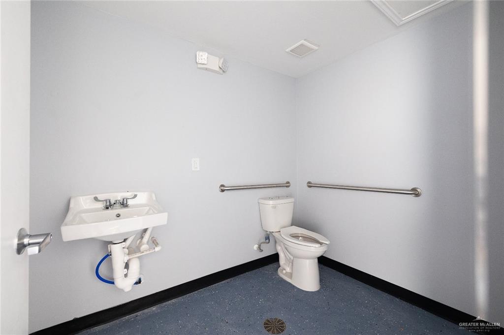 Photo 5 of 1724 University Drive