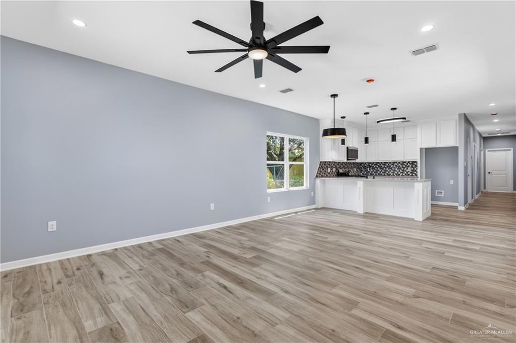 Photo 3 of 405 Huisache Street