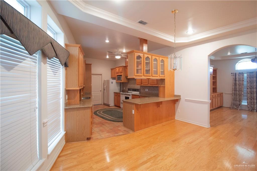 Photo 4 of 1224 Peking Street