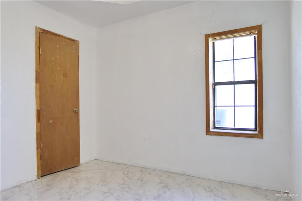 Photo 13 of 927 Salazar Street