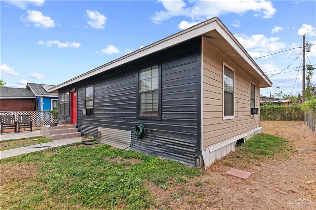 Photo 2 of 915 Los Ebanos Street