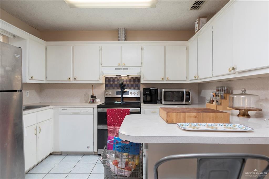 Photo 5 of 1609 River Bend Drive