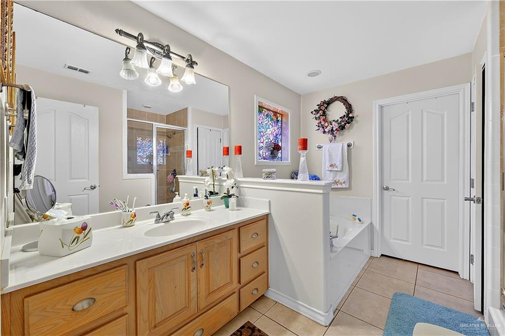 Photo 11 of 2524 Leslie Street
