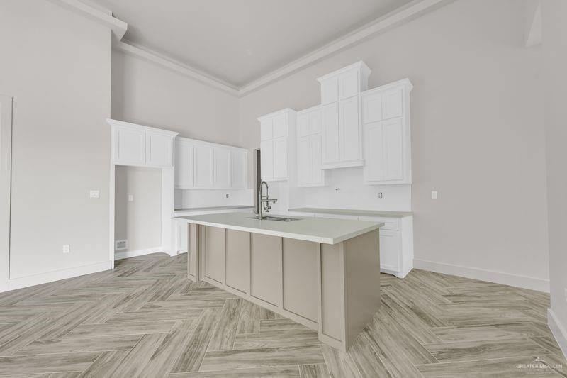 Photo 4 of 2305 Trinity Avenue