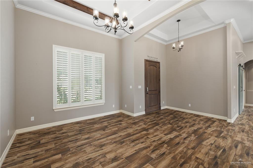 Photo 3 of 804 Splendor Boulevard