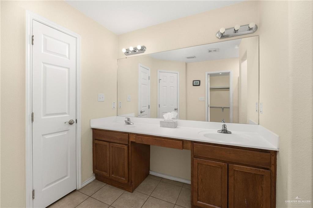 Photo 8 of 4716 Xanthisma Avenue