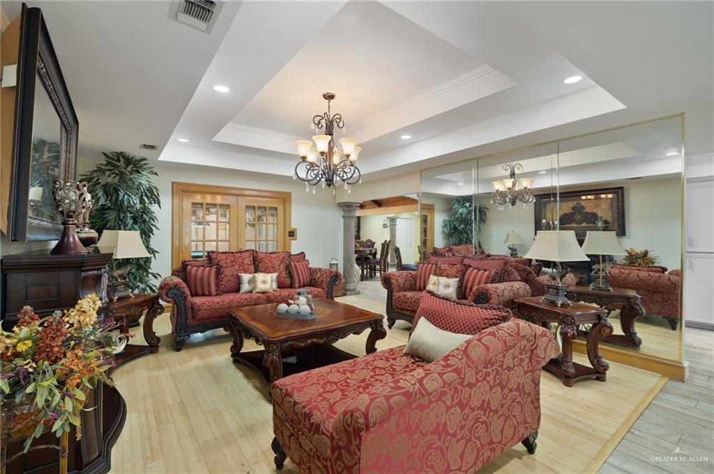 Photo 2 of 812 Mayberry Boulevard